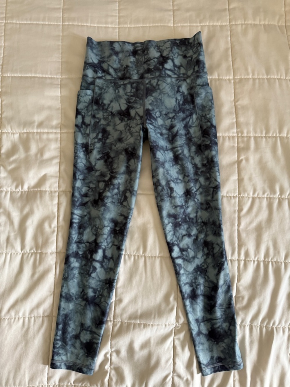 Athleta Salutation Stash 7/8 leggings. Size Small